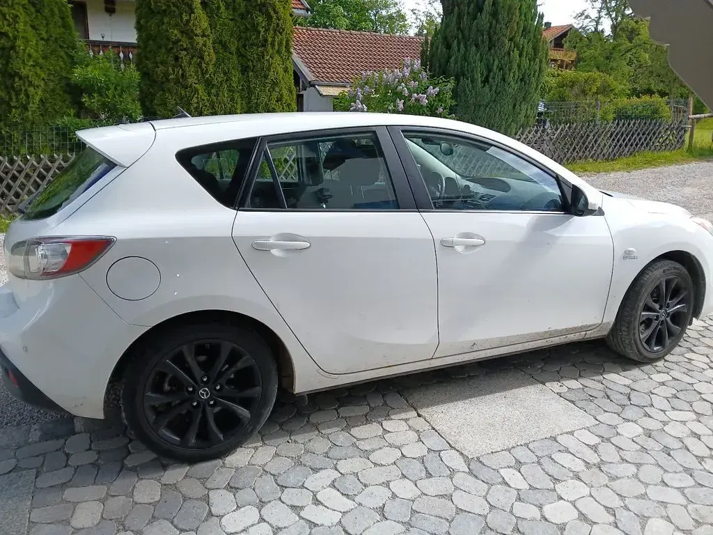 Używany Mazda 3 Exclusive-Line 151 KM (111 kW) 2010 Biały Sedan/Limuzyna