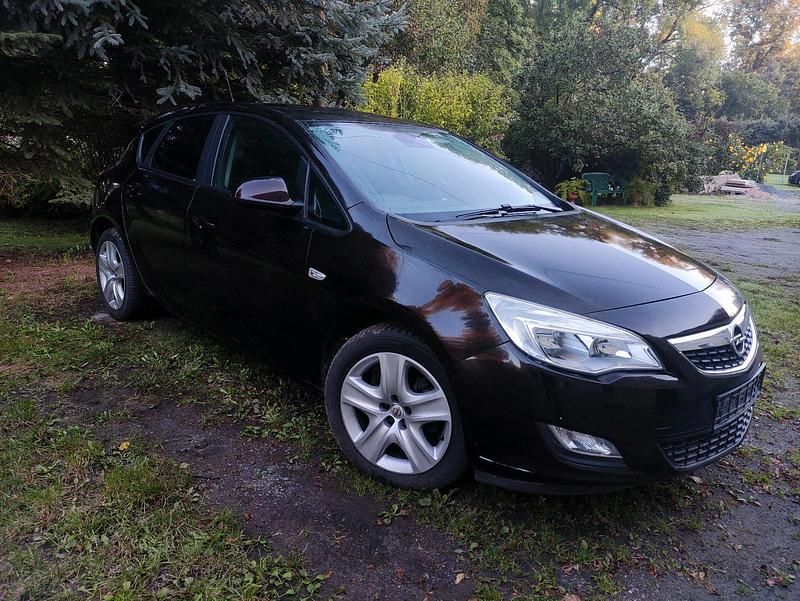 Gebraucht 2011 Opel Astra Design Edition Kleinwagen | 3.900 € (Fairer Preis) - Bild 1/4