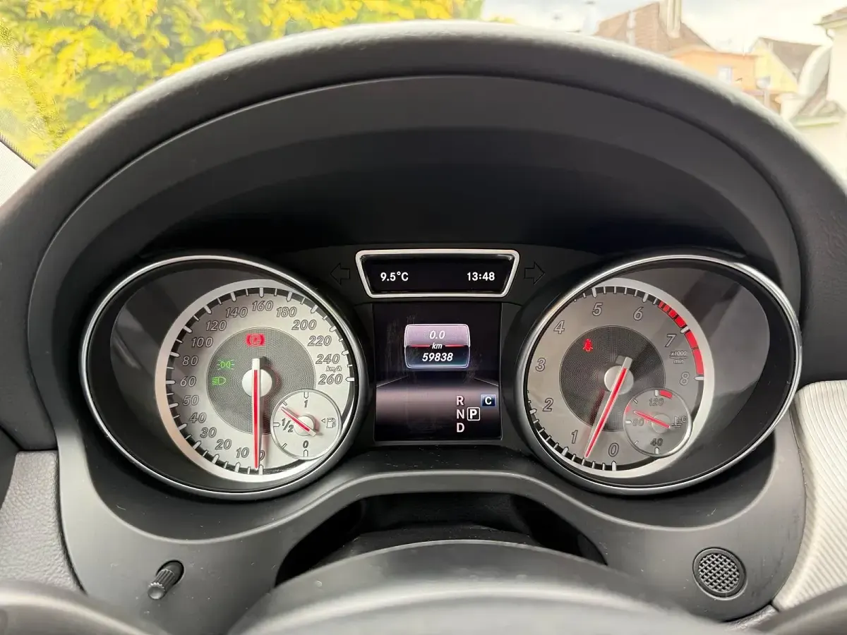 Gebraucht Mercedes GLA180 Urban 122 PS (89 kW) 2016 Rot SUV