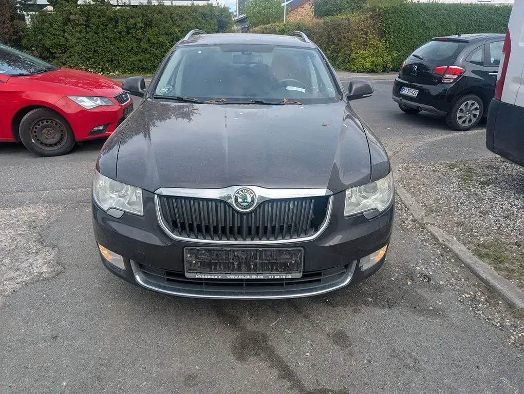 Gebraucht Skoda Superb Elegance 125 PS (91 kW) 2010 Schwarz Kombi