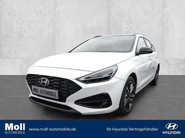 Weiss Gebraucht 2024 Hyundai i30 Advantage Kombi | 28.480 € (Fairer Preis) - Bild 1/4