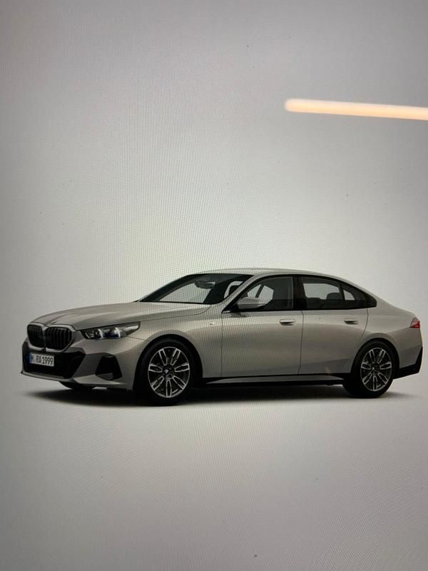 Silber Gebraucht 2024 BMW 520 M Sport Limousine | 50.000 € - Bild 1/4