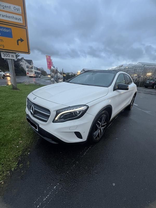 Gebraucht Mercedes GLA200 Style 156 PS (114 kW) 2016 Weiß SUV
