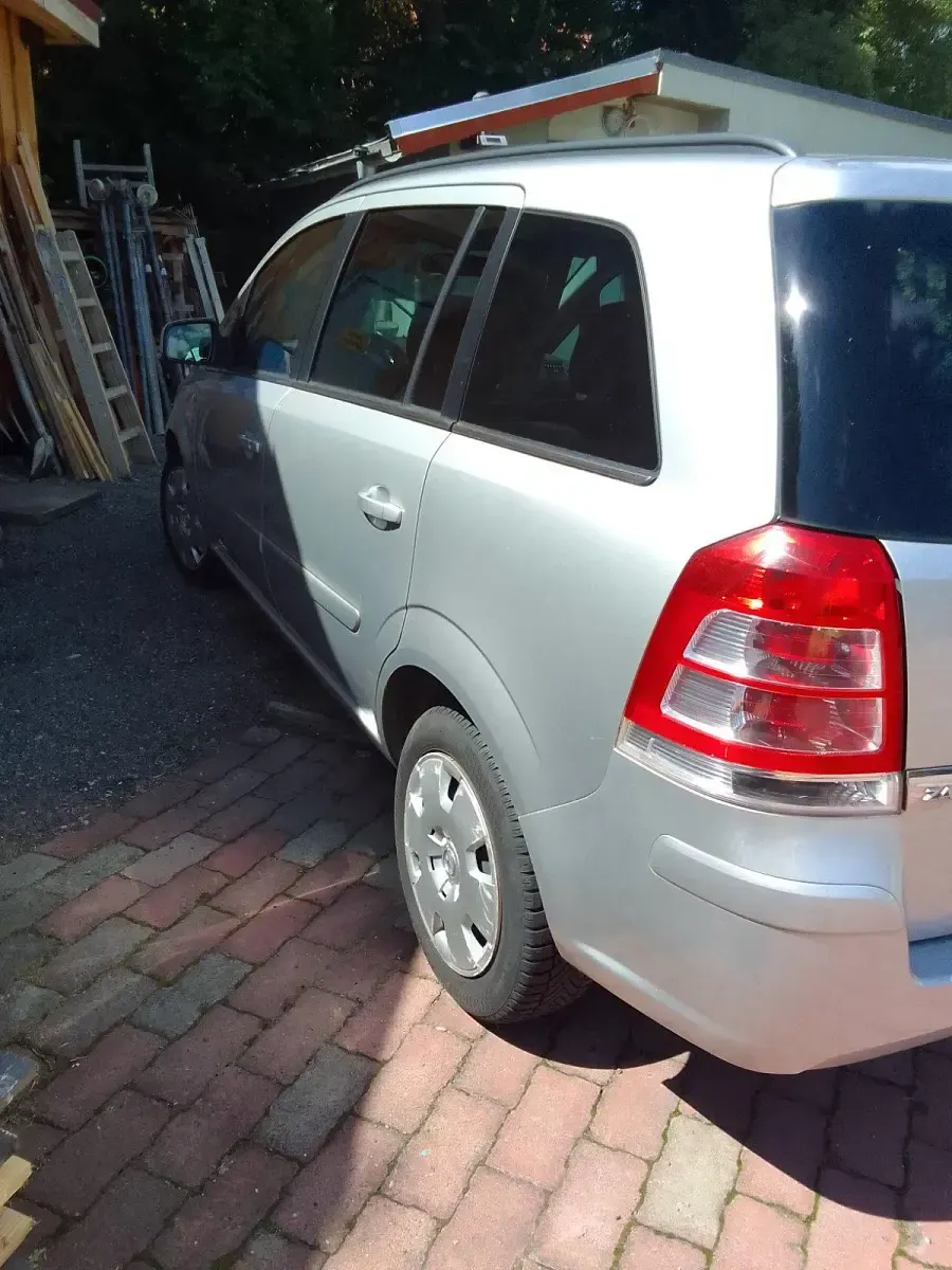 Gebraucht Opel Zafira Family 150 PS (110 kW) 2011 Silber Van / Kleinbus