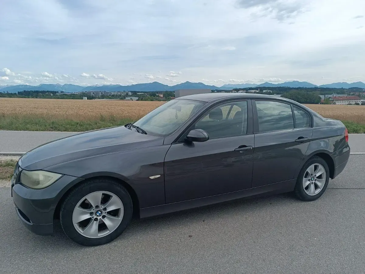Gebraucht BMW 318 129 PS (94 kW) 2007 Grau Limousine