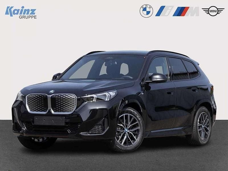 Saphirschwarz Neu 2025 BMW iX1 M Sport SUV | 58.890 € (Fairer Preis) - Bild 1/4