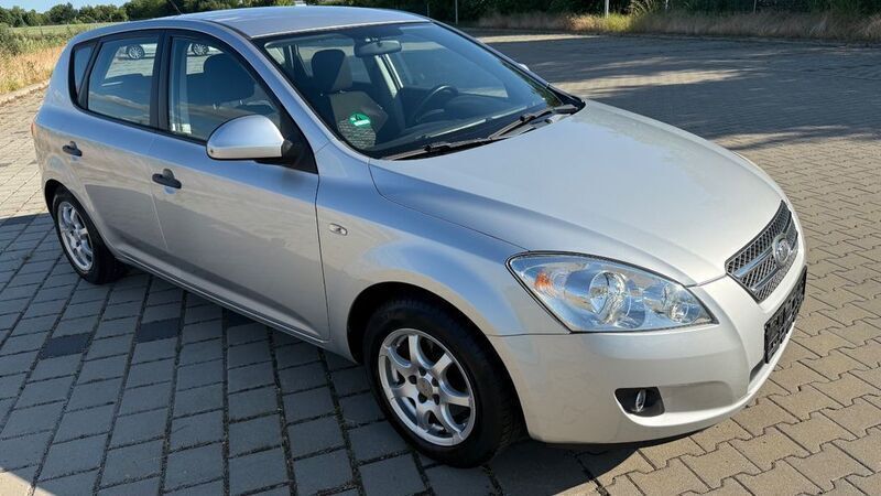 Silber Gebraucht 2007 Kia Ceed Limousine | 2.990 € (Teuer) - Bild 1/4