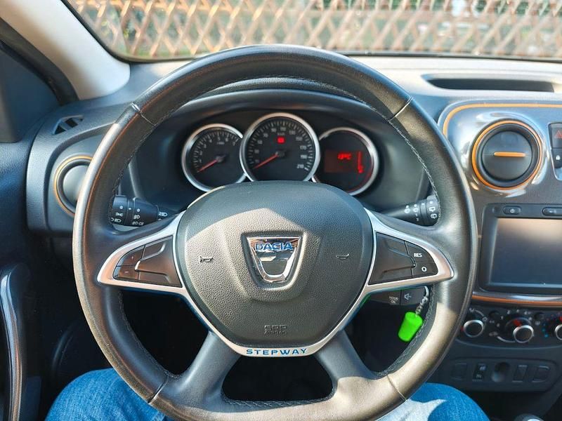 Gebraucht Dacia Sandero Celebration 90 PS (66 kW) 2017 Grau SUV