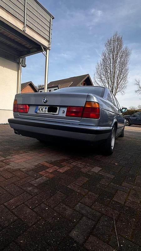 Blau Gebraucht 1990 BMW 520 Limousine | 5.500 € - Bild 1/4