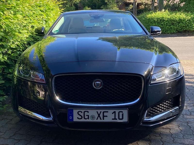 Schwarz Gebraucht 2017 Jaguar XF Pure Limousine | 17.000 € (Superpreis) - Bild 1/4