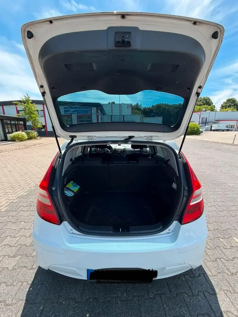 Gebraucht Hyundai i30 101 PS (74 kW) 2011 Weiß Kleinwagen