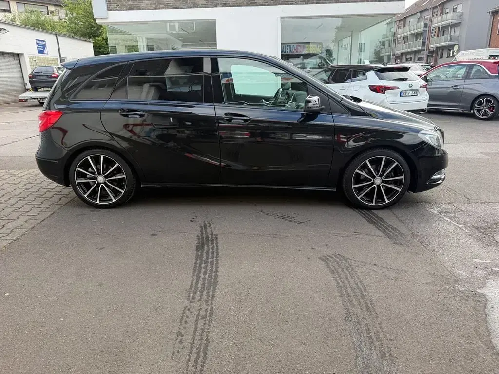 Gebraucht Mercedes B180 109 PS (80 kW) 2014 Schwarz Kleinwagen
