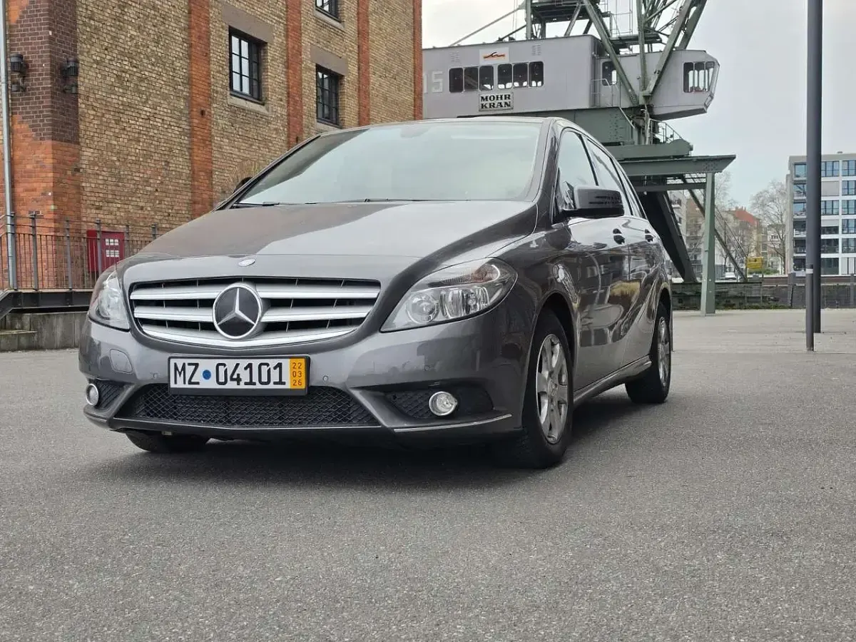Gebraucht Mercedes B180 122 PS (89 kW) 2012 Grau Kleinwagen