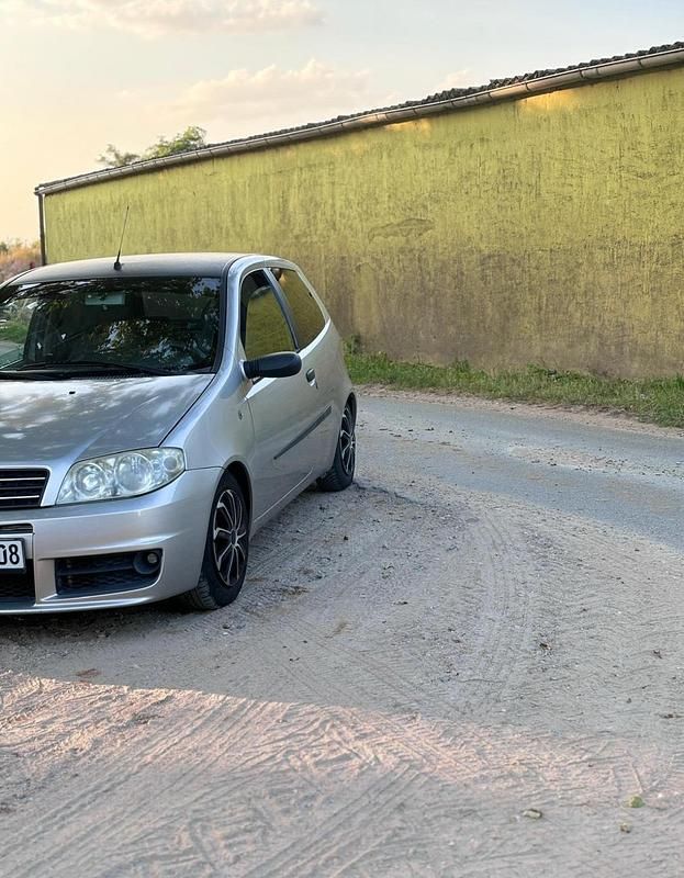 Silber Gebraucht 2004 Fiat Punto Kleinwagen | 850 € (Guter Preis) - Bild 1/4