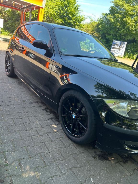 Schwarz Gebraucht 2010 BMW 116 Kleinwagen | 4.800 € (Teuer) - Bild 1/4