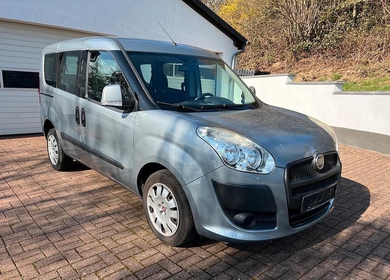 Gebraucht Fiat Doblò 95 PS (69 kW) 2011 Grau Van / Kleinbus