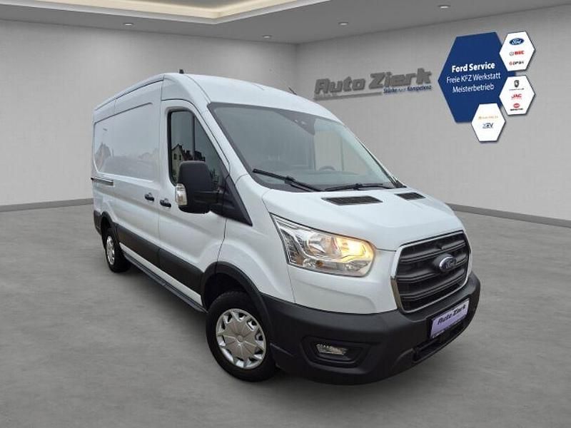 Gebraucht Ford Transit Trend 131 PS (96 kW) 2022 Weiß Limousine