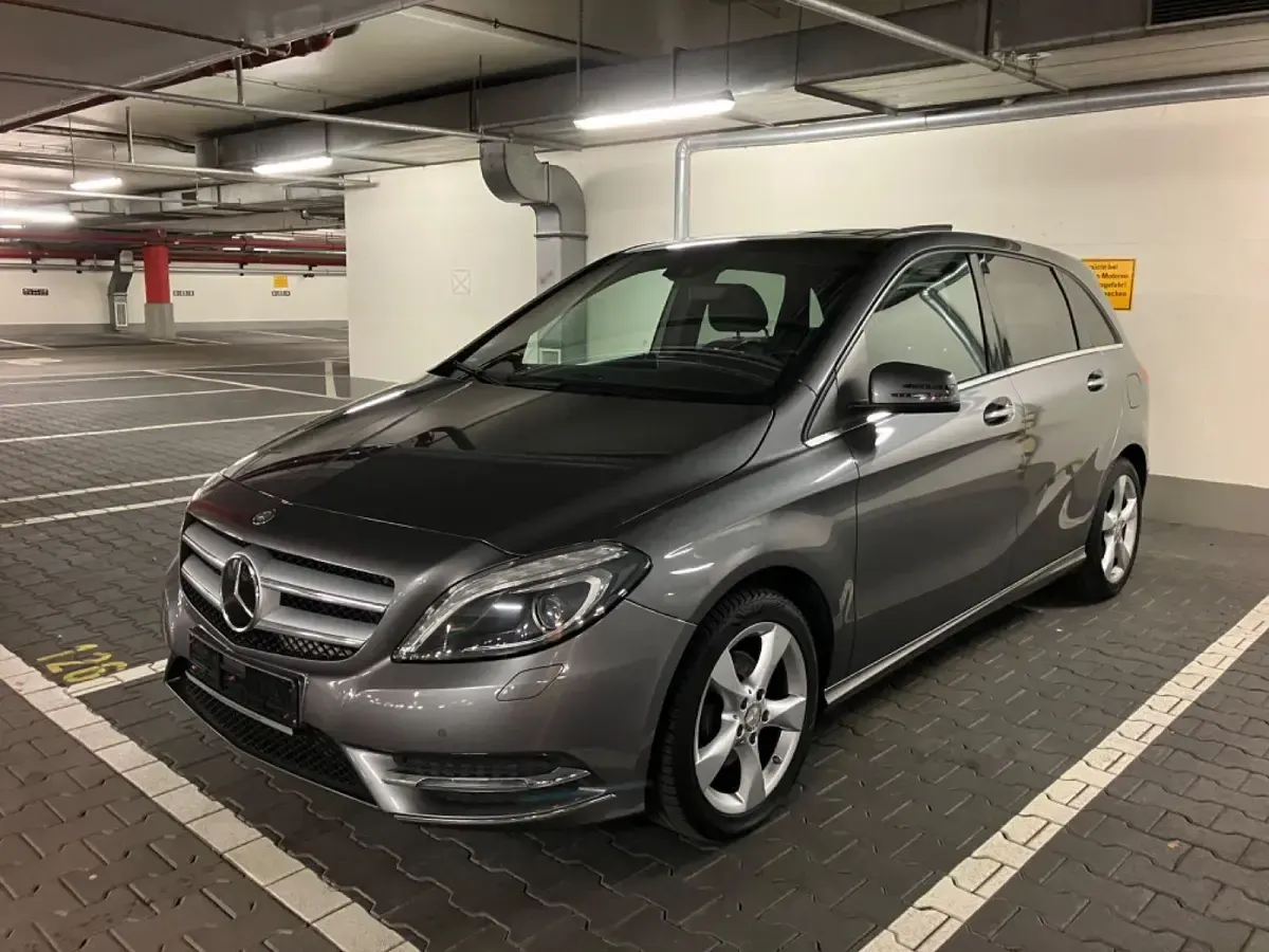 Gebraucht Mercedes B180 Sport 109 PS (80 kW) 2015 Grau Kleinwagen
