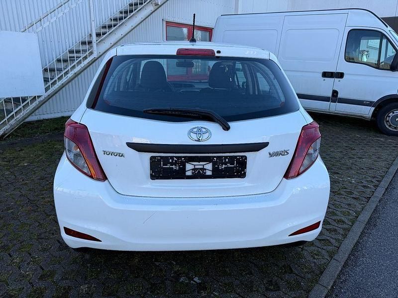 Gebraucht Toyota Yaris 69 PS (50 kW) 2012 Weiß Limousine
