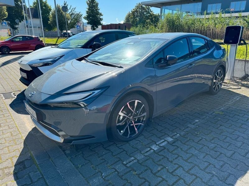 Grau Gebraucht 2024 Toyota Prius Executive Kleinwagen | 36.990 € (Guter Preis) - Bild 1/3
