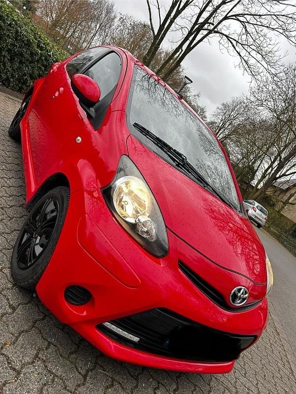 Gebraucht Toyota Aygo 68 PS (50 kW) 2012 Rot Kleinwagen