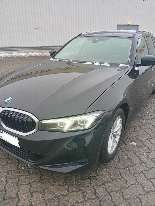 Schwarz Gebraucht 2022 BMW 320 Kombi | 24.500 € (Superpreis) - Bild 1/4