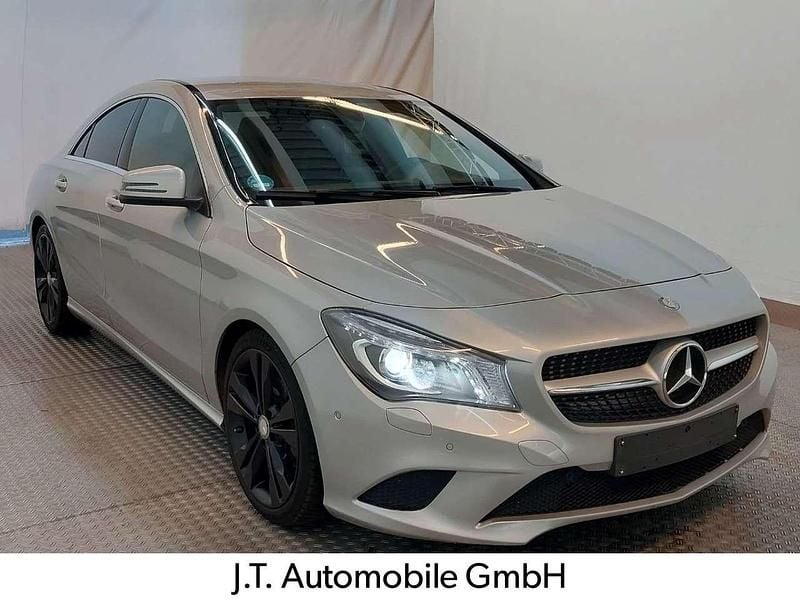 Polarsilber Gebraucht 2016 Mercedes CLA180 Limousine | 17.499 € (Fairer Preis) - Bild 1/4
