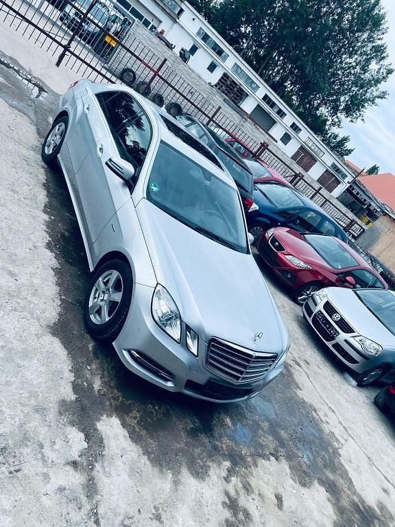 Silber Gebraucht 2011 Mercedes E220 Limousine | 8.699 € (Guter Preis) - Bild 1/4
