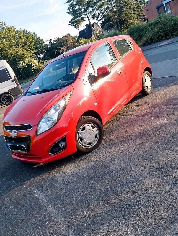 Rot Gebraucht 2013 Chevrolet Spark Kleinwagen | 2.999 € (Fairer Preis) - Bild 1/4