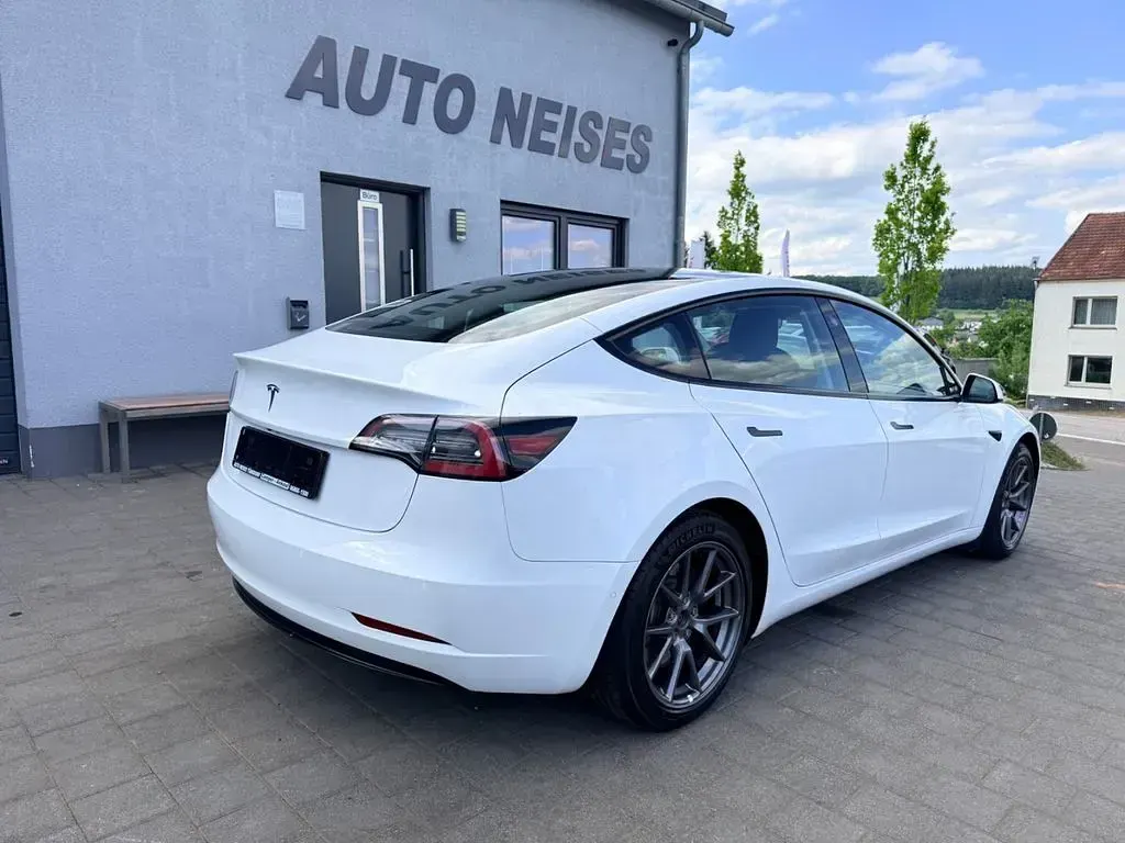 Gebraucht Tesla Model 3 Standard Range Plus 208 kW (283 PS) 2021 Weiß Limousine