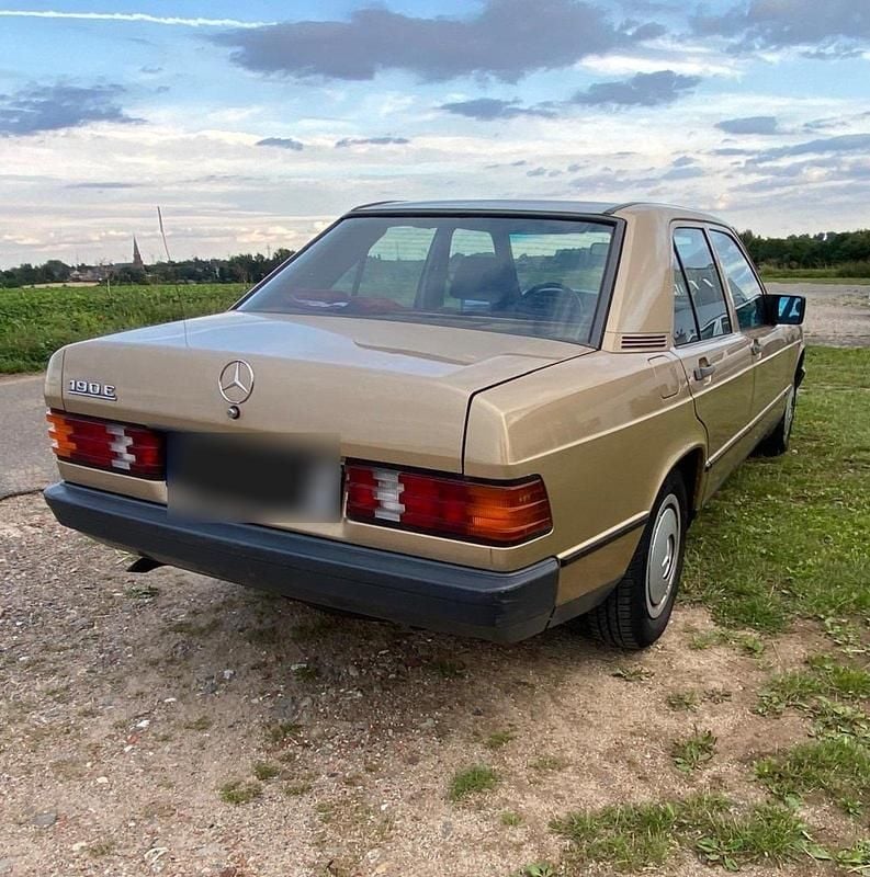 Second-hand Mercedes 190 122 CP (89 kW) 1984 Berlinǎ