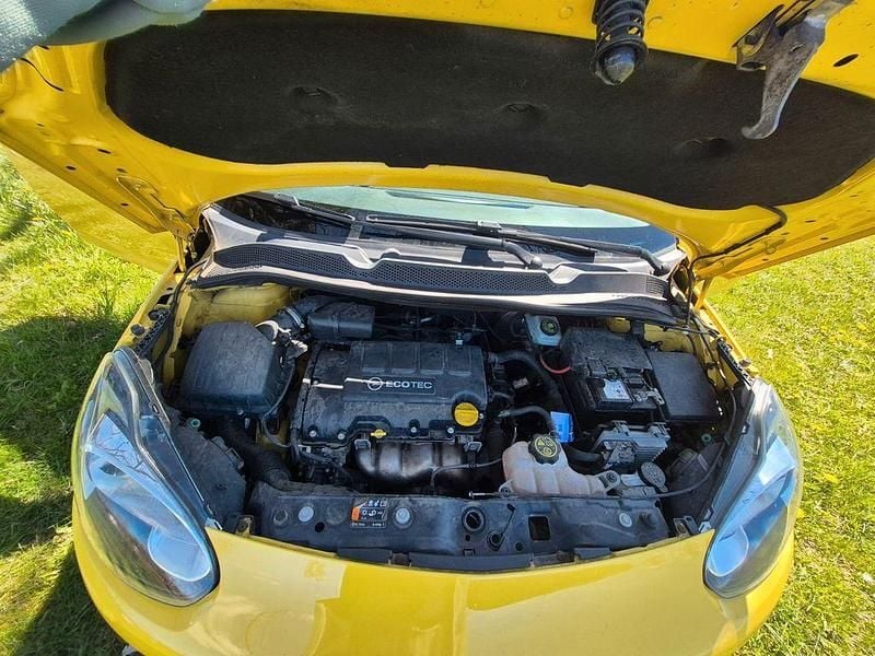 Second-hand Opel Adam Edition 101 CP (74 kW) 2014 Galben Hatchback