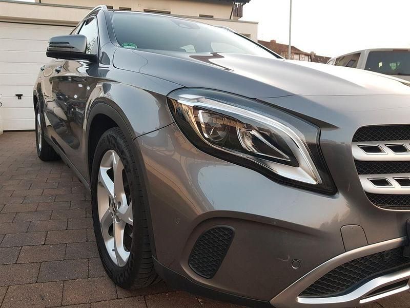 Gebraucht Mercedes GLA200 156 PS (114 kW) 2019 Grau SUV