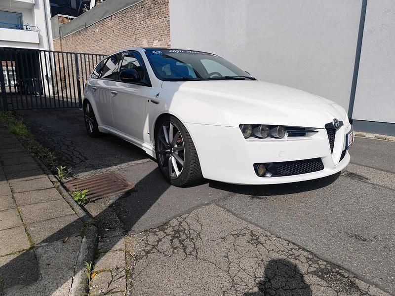 Weiß Gebraucht 2009 Alfa Romeo 159 Ti Kombi | 7.990 € - Bild 1/4