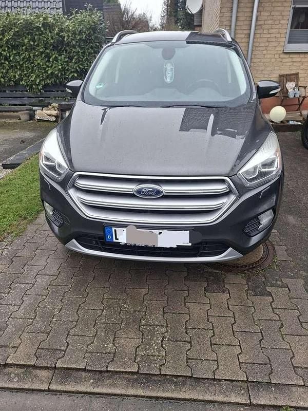 Gebraucht Ford Kuga Titanium 150 PS (110 kW) 2017 Grau SUV