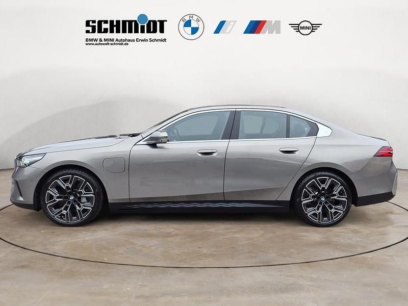 Gebraucht BMW 550e Comfort Edition 489 PS (359 kW) 2024 Oxidgrau