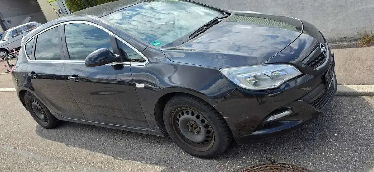 Gebraucht Opel Astra Edition 140 PS (102 kW) 2011 Schwarz Limousine