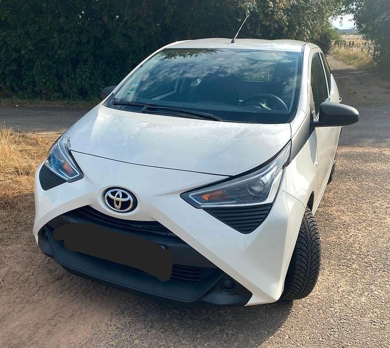 Weiß Gebraucht 2023 Toyota Aygo Business Edition Kleinwagen | 12.900 € (Superpreis) - Bild 1/4