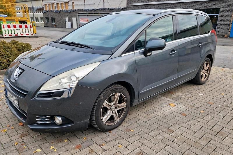Grau Gebraucht 2011 Peugeot 5008 Platinum Van / Kleinbus | 2.500 € (Fairer Preis) - Bild 1/4