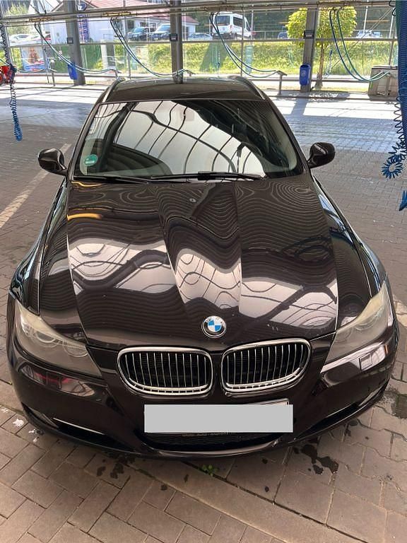 Schwarz Gebraucht 2011 BMW 330 Exclusive Kombi | 8.900 € (Fairer Preis) - Bild 1/4