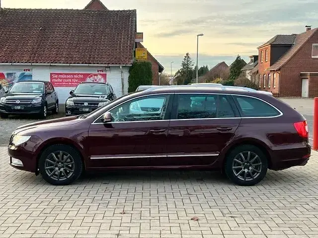 Używany Skoda Superb 140 KM (102 kW) 2012 Czerwony Kombi