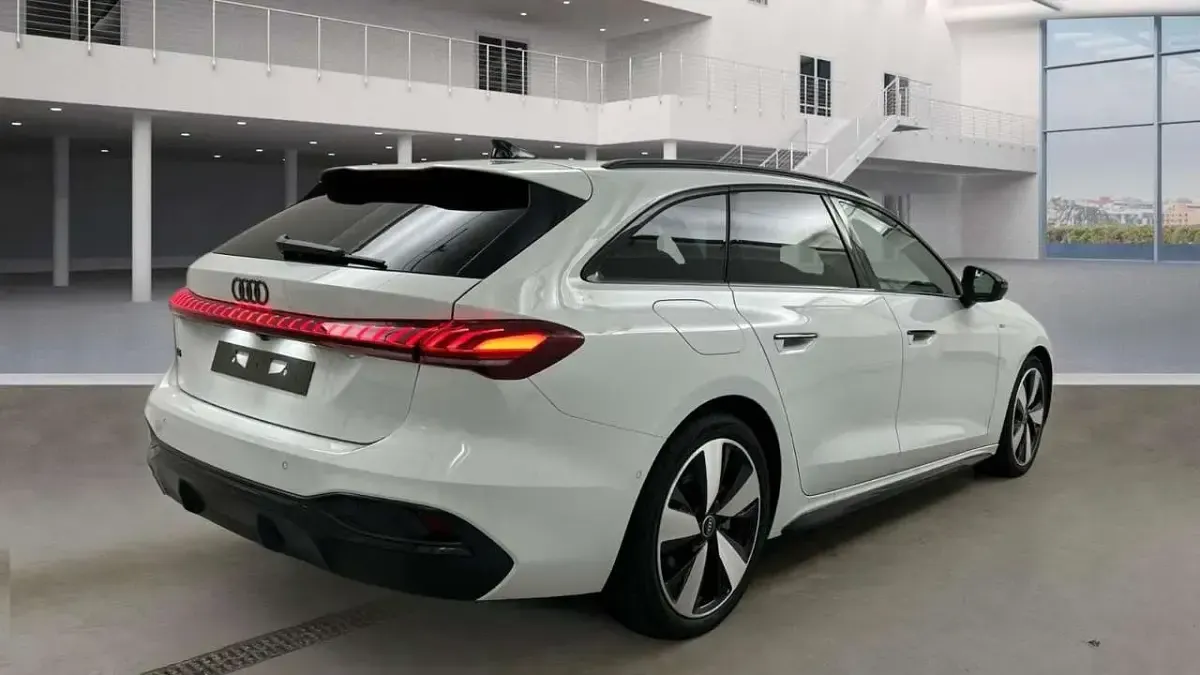 Second-hand Audi A5 S-line plus 204 CP (150 kW) 2025 Alb Break