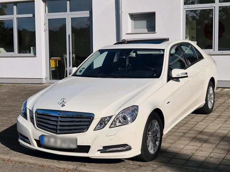 Weiß Gebraucht 2010 Mercedes E220 Limousine | 16.750 € - Bild 1/4