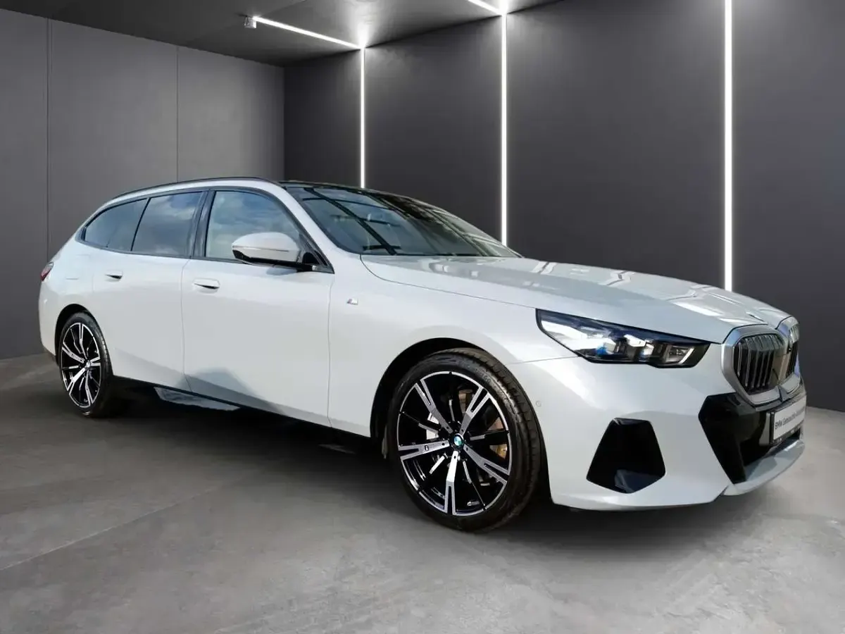 Gebraucht BMW 540 M Sport 303 PS (222 kW) 2025 Brooklyn grau Kombi