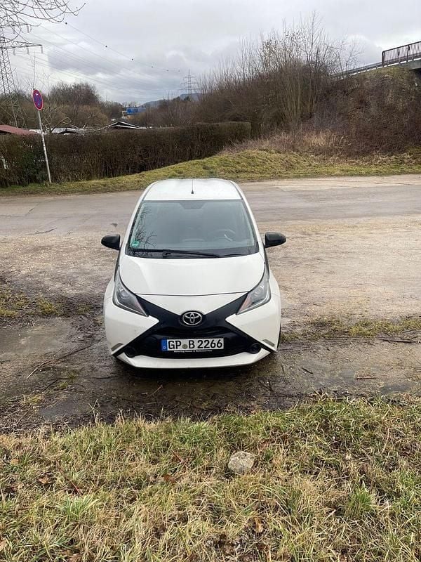 Gebraucht Toyota Aygo 69 PS (50 kW) 2016 Weiß Kleinwagen