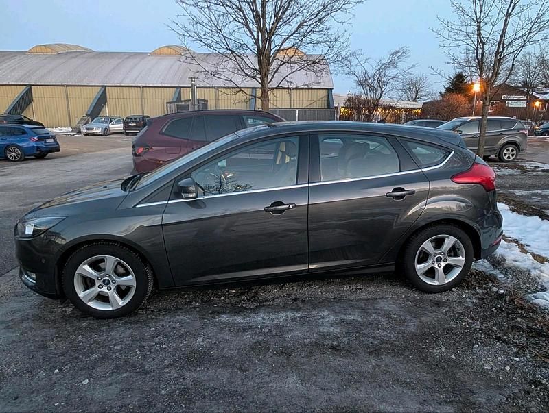 Gebraucht Ford Focus Titanium 125 PS (91 kW) 2016 Grau Kleinwagen