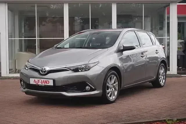 Gebraucht Toyota Auris Edition 116 PS (85 kW) 2016 New medium silver/ grey Limousine
