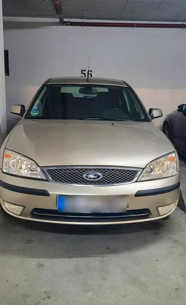 Usado Ford Mondeo Ghia 125 CV (91 kW) 2005 Plateado Berlina
