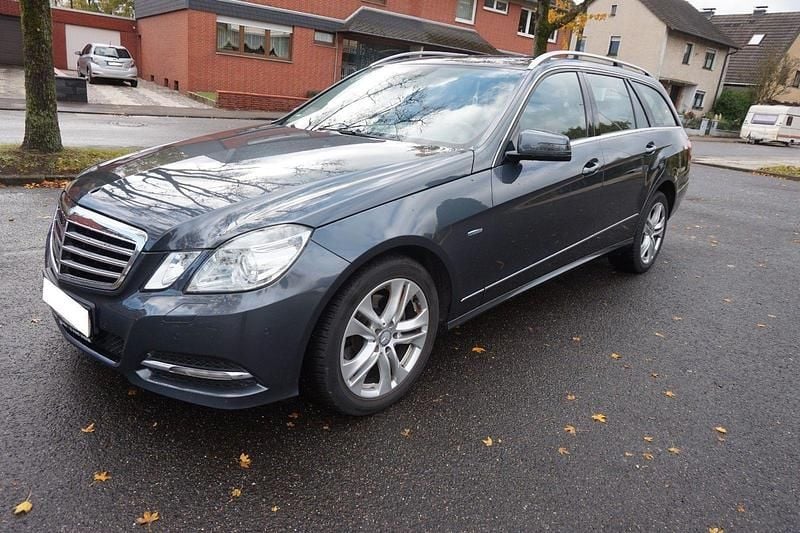 Grau Gebraucht 2011 Mercedes E200 Kombi | 8.990 € (Guter Preis) - Bild 1/4