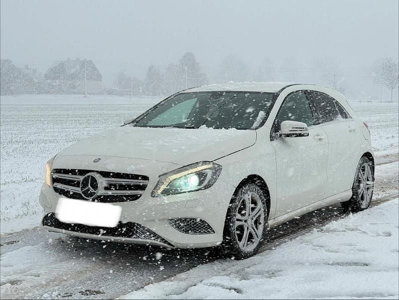 Weiß Gebraucht 2014 Mercedes A180 Style Limousine | 9.999 € (Fairer Preis) - Bild 1/4